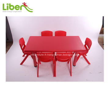 Chaises et tables d&#39;école